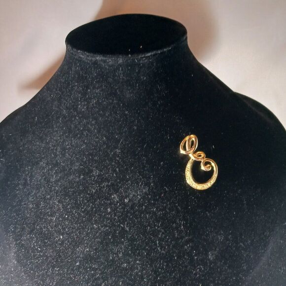 Vintage "E"  initial Gold Tone Brooch - Picture 3 of 7